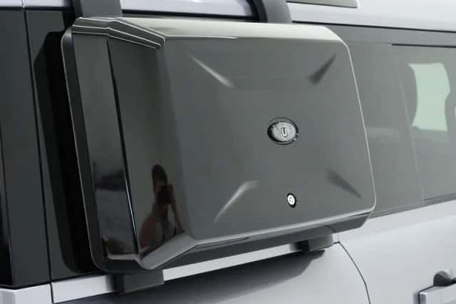 Land Rover Defender (2021) thumbnail 15