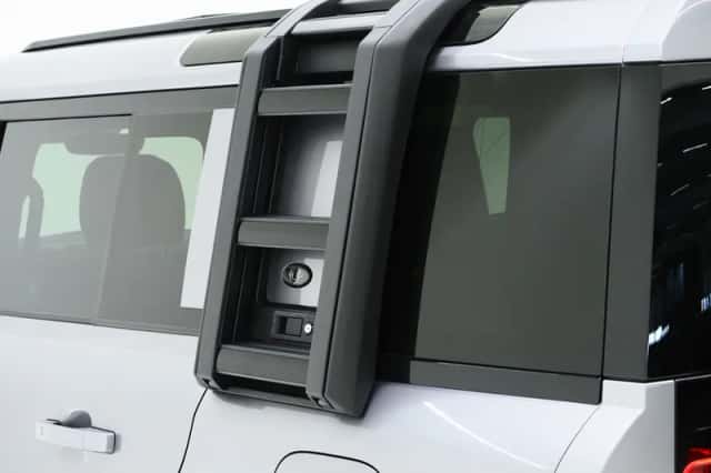 Land Rover Defender (2021) thumbnail 16