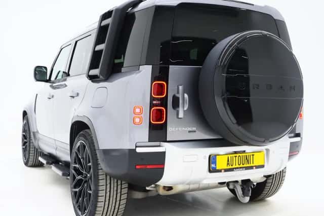 Land Rover Defender (2021) thumbnail 3