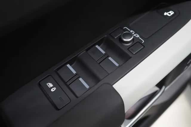 Land Rover Defender (2021) thumbnail 22