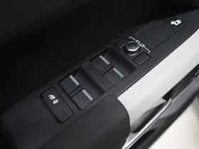 Land Rover Defender (2021) thumbnail 22