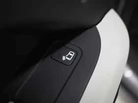 Land Rover Defender (2021) thumbnail 23
