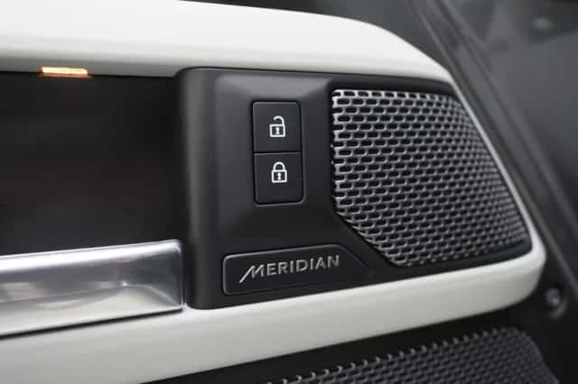 Land Rover Defender (2021) thumbnail 24