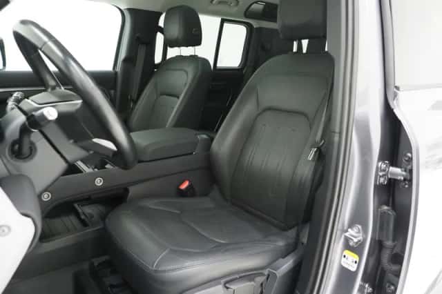 Land Rover Defender (2021) thumbnail 4