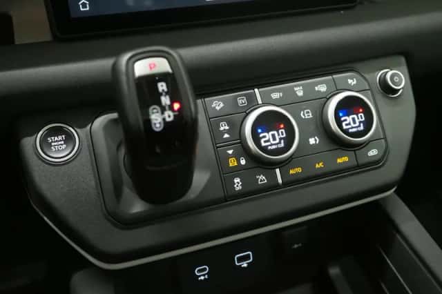 Land Rover Defender (2021) thumbnail 35