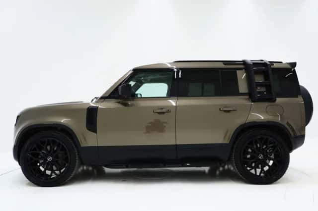 Land Rover Defender (2021) thumbnail 2