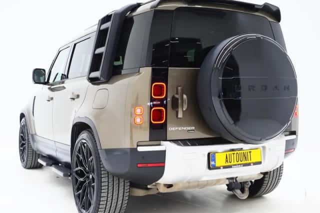 Land Rover Defender (2021) thumbnail 3