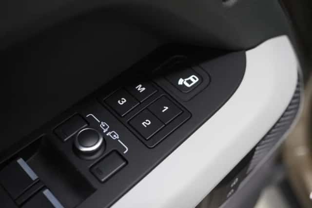 Land Rover Defender (2021) thumbnail 22