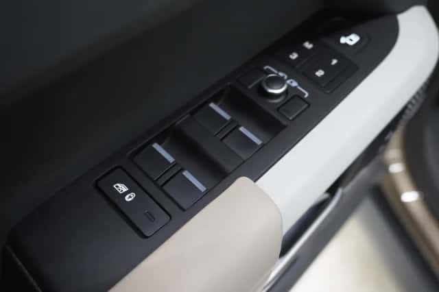 Land Rover Defender (2021) thumbnail 23