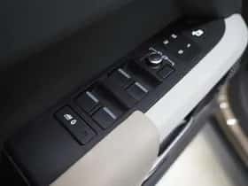 Land Rover Defender (2021) thumbnail 23