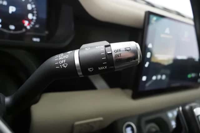 Land Rover Defender (2021) thumbnail 29