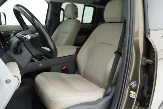 Land Rover Defender (2021) thumbnail 4