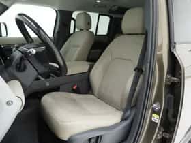 Land Rover Defender (2021) thumbnail 4