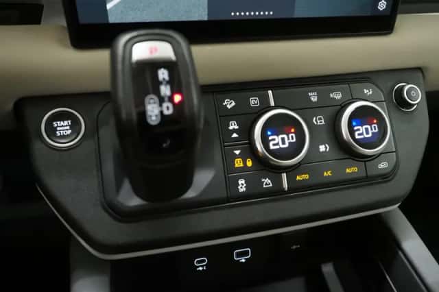 Land Rover Defender (2021) thumbnail 37