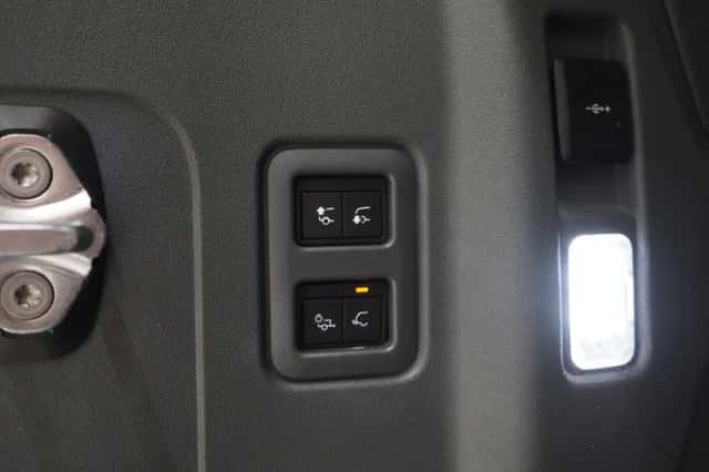 Land Rover Defender (2021) thumbnail 43