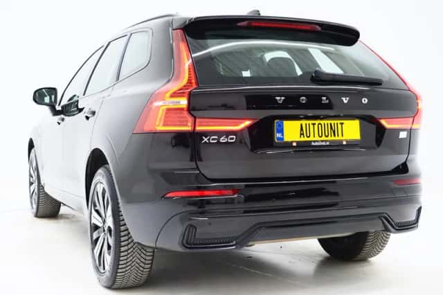 Volvo XC60 (2022) thumbnail 3