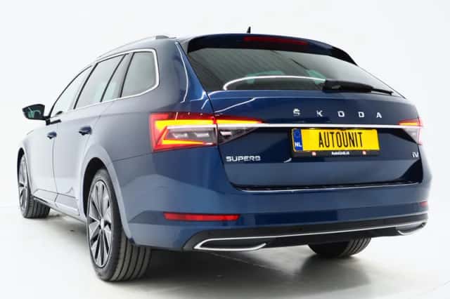Škoda Superb (2022) thumbnail 3