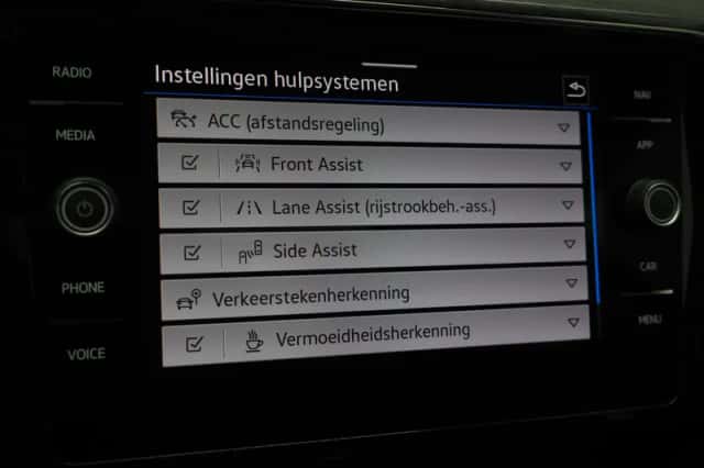 Volkswagen Passat (2022) thumbnail 33