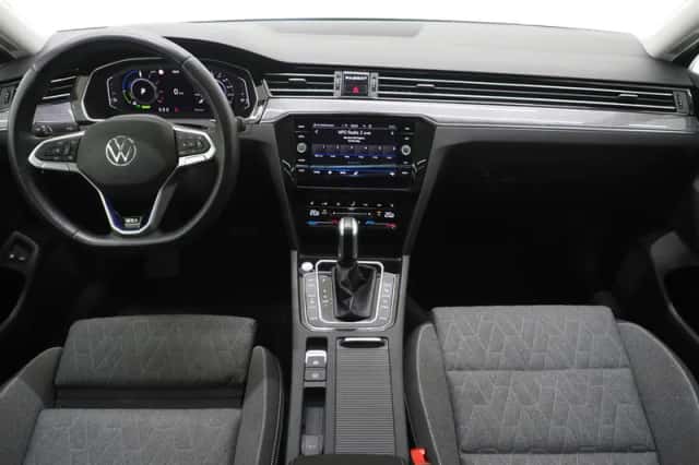 Volkswagen Passat (2022) thumbnail 5
