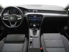 Volkswagen Passat (2022) thumbnail 5