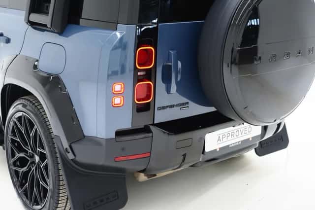 Land Rover Defender (2021) thumbnail 14