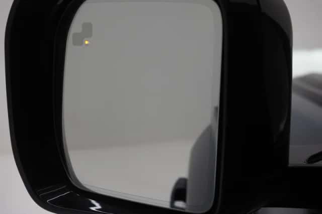 Land Rover Defender (2021) thumbnail 16