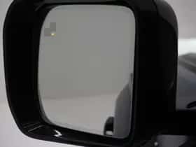 Land Rover Defender (2021) thumbnail 16