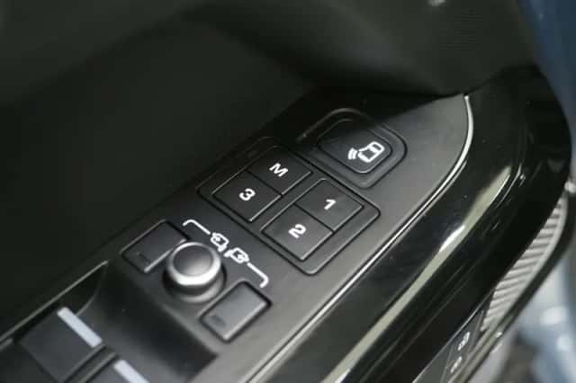 Land Rover Defender (2021) thumbnail 19