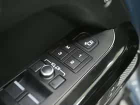 Land Rover Defender (2021) thumbnail 19
