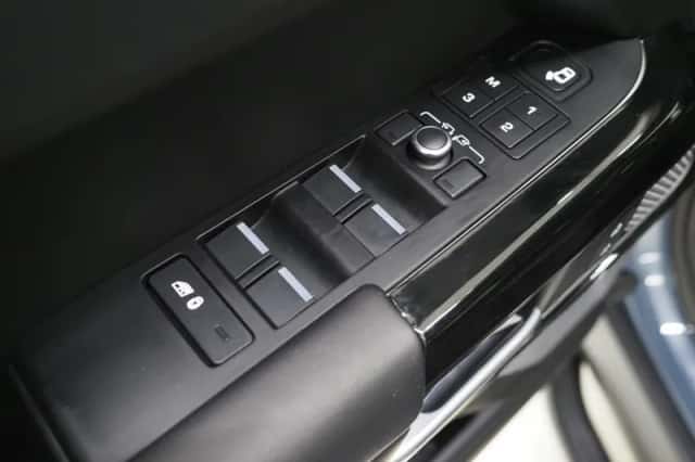 Land Rover Defender (2021) thumbnail 20