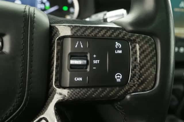 Land Rover Defender (2021) thumbnail 25