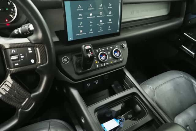Land Rover Defender (2021) thumbnail 36