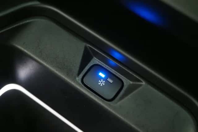 Land Rover Defender (2021) thumbnail 38