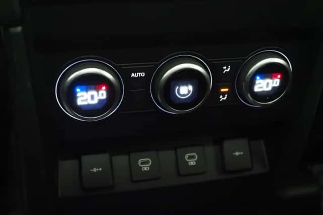 Land Rover Defender (2021) thumbnail 41