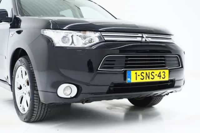Mitsubishi Outlander (2013) thumbnail 12