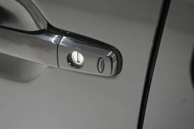 Mitsubishi Outlander (2013) thumbnail 16