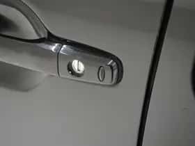 Mitsubishi Outlander (2013) thumbnail 16