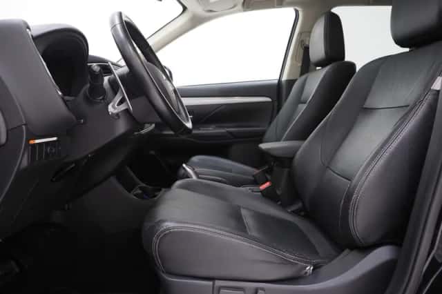 Mitsubishi Outlander (2013) thumbnail 17