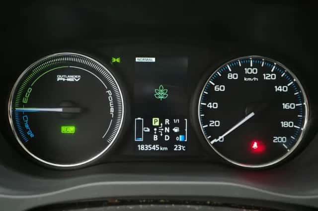 Mitsubishi Outlander (2013) thumbnail 26