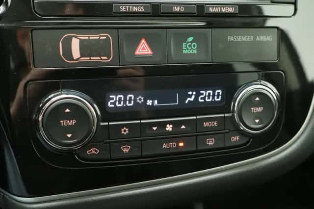 Mitsubishi Outlander (2013) thumbnail 30
