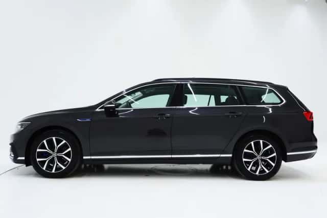 Volkswagen Passat (2022) thumbnail 2