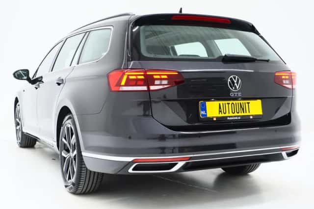 Volkswagen Passat (2022) thumbnail 3