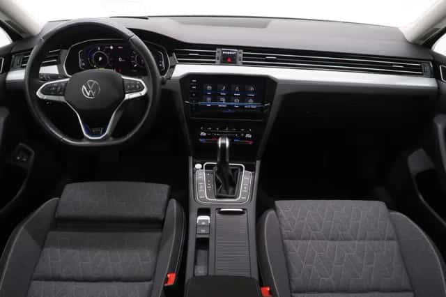 Volkswagen Passat (2022) thumbnail 5