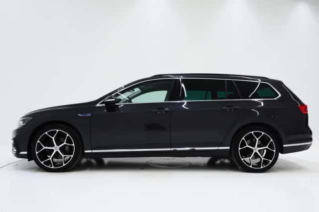 Volkswagen Passat (2021) thumbnail 2