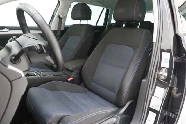 Volkswagen Passat (2021) thumbnail 4