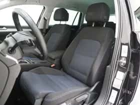 Volkswagen Passat (2021) thumbnail 4