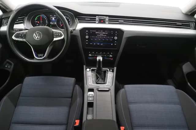 Volkswagen Passat (2021) thumbnail 5