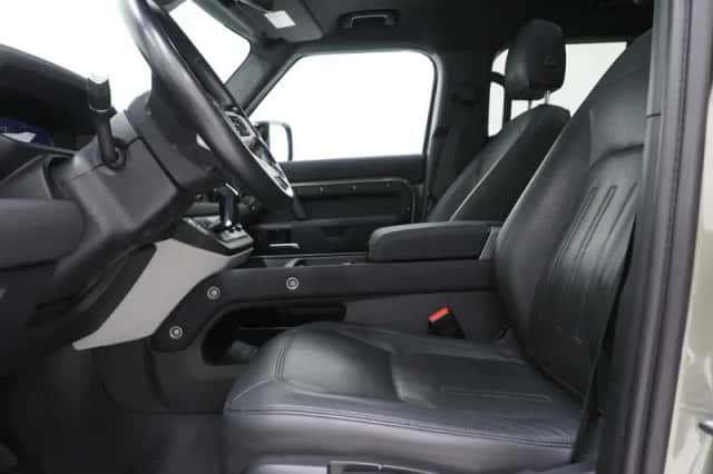 Land Rover Defender (2021) thumbnail 15
