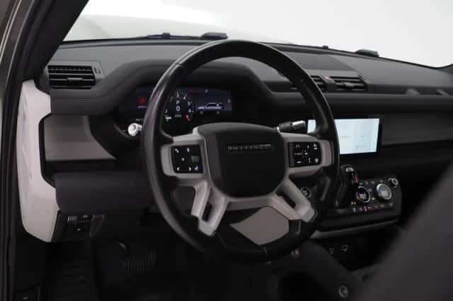 Land Rover Defender (2021) thumbnail 16