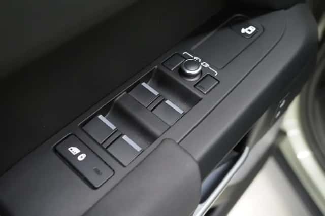 Land Rover Defender (2021) thumbnail 19